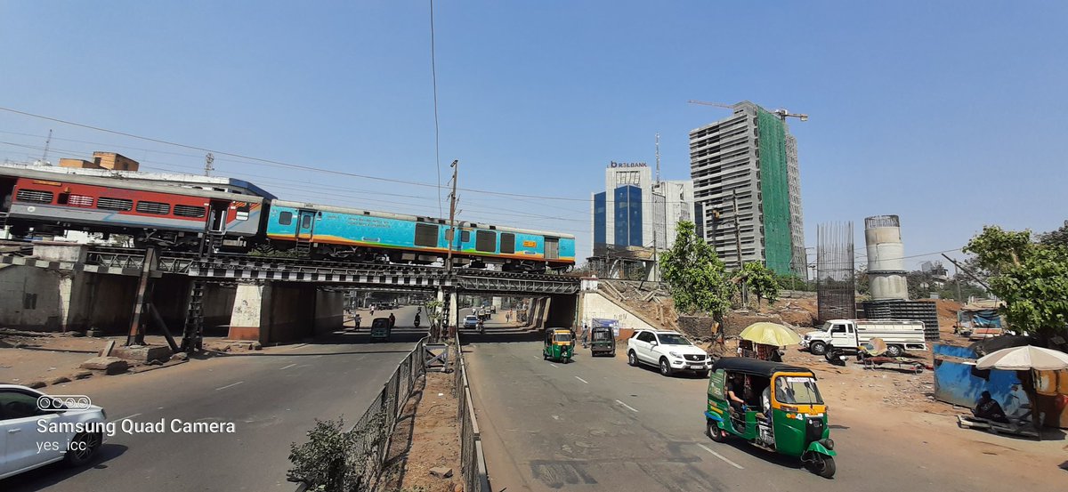 DevelopedSurat's tweet photo. #Double_Height #Fly_Over_Bridge over #Sahara_Darvaja Junction , #RailwayTrack & above #RingRoad
#ટેકસટાઇલ_માર્કેટ એરિયા માં #સહારા_દરવાજા & #રેલ્વે_ટ્રેક ની ઉપર #ડબલ_હાઇટ #ફ્લાયઓવર_બ્રિજ
#Surat #Gujarat #yes_icc #CentralZone #VarachhaZone #LimbayatZone
Clicked by #FenilThakkar https://t.co/UDDkBqKMor