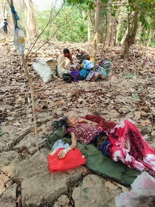 PaingPhyoeThu9's tweet photo. #Karen
The Junta's terrorists group is using air strike upon these innocent civilians. Many had to fleed their homes and keep hiding in the jungles.
#WhatsHappeningInMyanmar
#Mar29Coup https://t.co/lsFWQ8IIjg