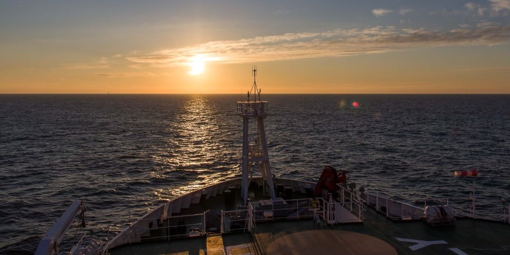 unihh's tweet photo. Kommt an Bord! 🚢 Seit Mitte März ist das Forschungsschiff SONNE unterwegs. Studierende und Wissenschaftliche Mitarbeitende der Uni Hamburg nehmen euch auf ihrem Blog mit auf die Expedition: https://t.co/aHugt4n8KS https://t.co/LZZN8kqnJJ