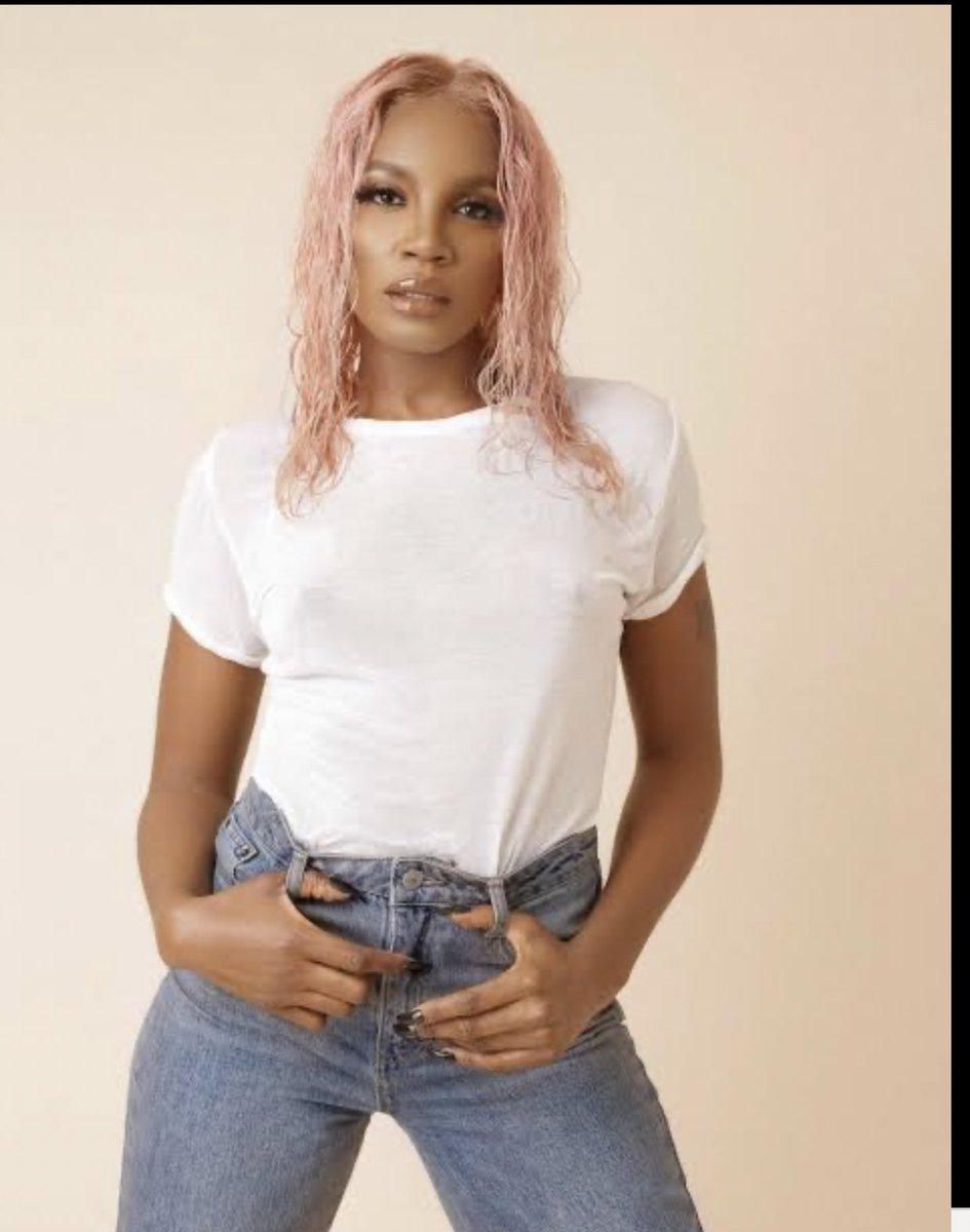 datgirlAdeola's tweet photo. Who’s is the most intelligent lady amongst this two?

RT for KieKie
Like for Seyi Shay https://t.co/0LuE8Azcpv