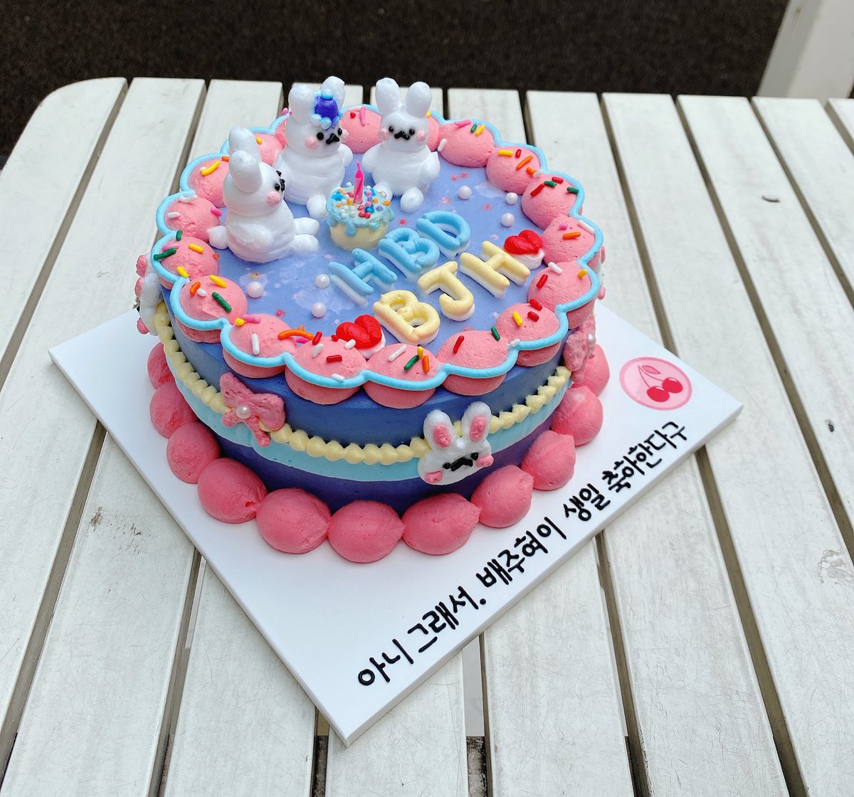 Always_likeU43's tweet photo. #Our329WishesforIrene
#HappyIreneDay
#오늘_현탄절_헌법에_나와있대요

주혀니 생일케이크 너모 잘 나왔어🥺
🐰🎂💜생일축하해 주현아💜🎂🐰 https://t.co/eLpE4crKSr