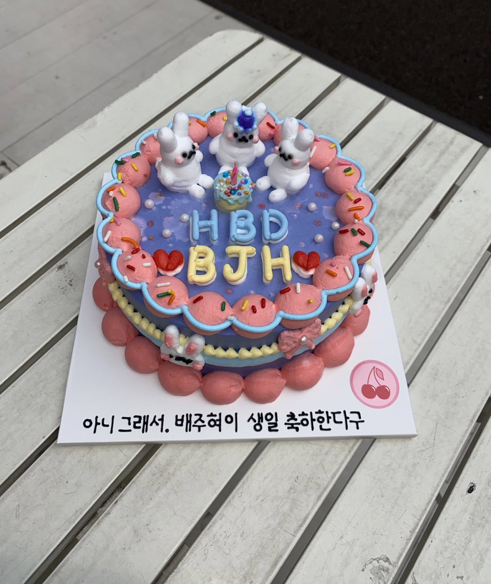 Always_likeU43's tweet photo. #Our329WishesforIrene
#HappyIreneDay
#오늘_현탄절_헌법에_나와있대요

주혀니 생일케이크 너모 잘 나왔어🥺
🐰🎂💜생일축하해 주현아💜🎂🐰 https://t.co/eLpE4crKSr