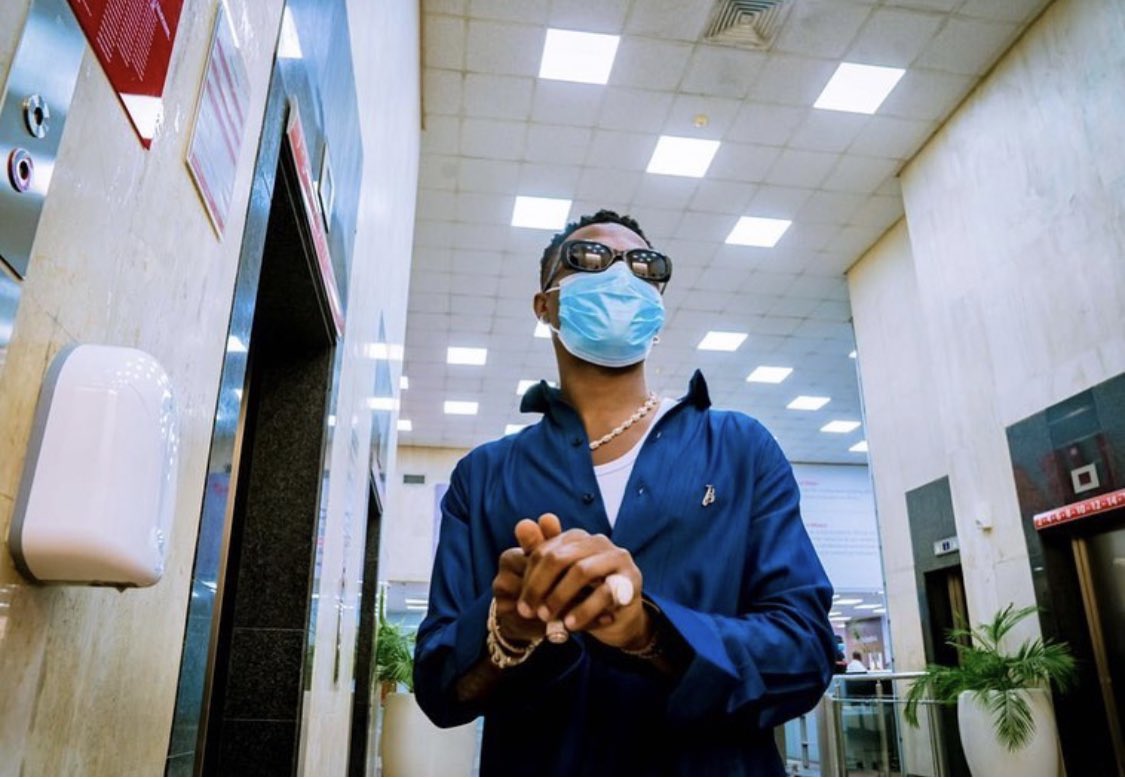WizkidGallery's tweet photo. .@wizkidayo following the Covid-19 preventive measures by using the face mask 😷, sanitizing his hand🧴, and maintaining social distance ___! 
Via @UBAGroup Instagram Page ❤️🌍🦅 https://t.co/uhEQ9ZPZRU
