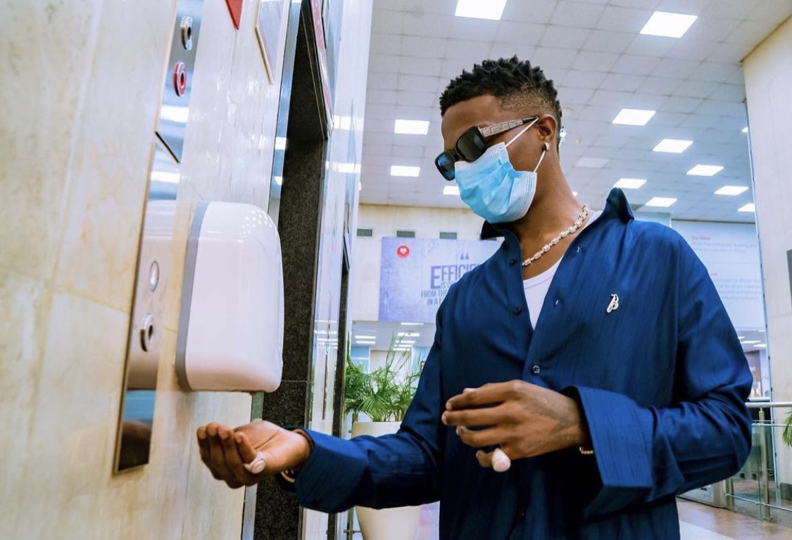 WizkidGallery's tweet photo. .@wizkidayo following the Covid-19 preventive measures by using the face mask 😷, sanitizing his hand🧴, and maintaining social distance ___! 
Via @UBAGroup Instagram Page ❤️🌍🦅 https://t.co/uhEQ9ZPZRU
