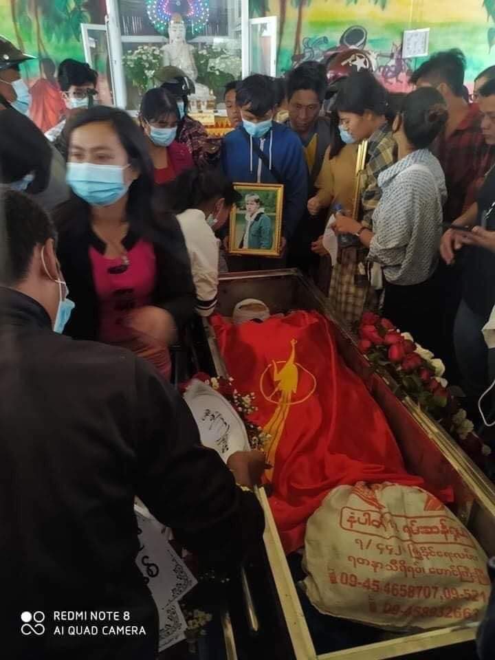 nslwin's tweet photo. Crackdown on funeral attendees:

Taunggyi, Southern Shan State: Wai Yan Moe, a youth was shot dead by Terrorists (#Myanmar security forces) on Mar 28. His funeral held today at 10am. Terrorists violently crackdown on attendees. 

#WhatsHappeningInMyanmar #Mar29Coup https://t.co/i92FL9UNkA