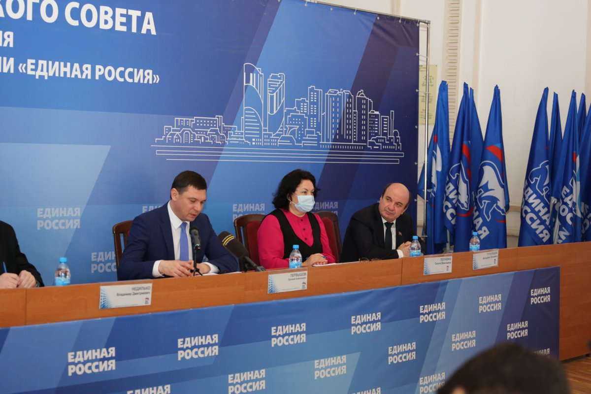URadion's tweet photo. Мэр @krdru Евгений Первышов на очередном заседании политсовета местного отделения ВПП "Единая Россия" в торжественной обстановке вручил партийные билеты! Рад быть частью большой команды ЕР и молодой, успешной команды Евгения Алексеевича, работать во благо города и горожан! https://t.co/A83rCGnJjd