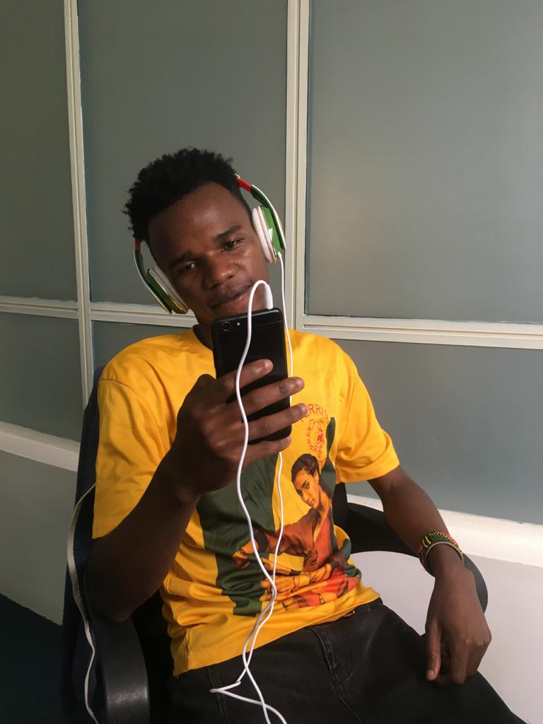 DigitalAfricaF1's tweet photo. Meet David Kaikai. He is taking a break from his online transcription class. David is a professional photographer. Who hopes to use transcription as a side hustle. #digitalafricafoundation #Jesus #MightyWordService #AcademicChatter #BlackTechTwitter https://t.co/qZ57uTqTZl