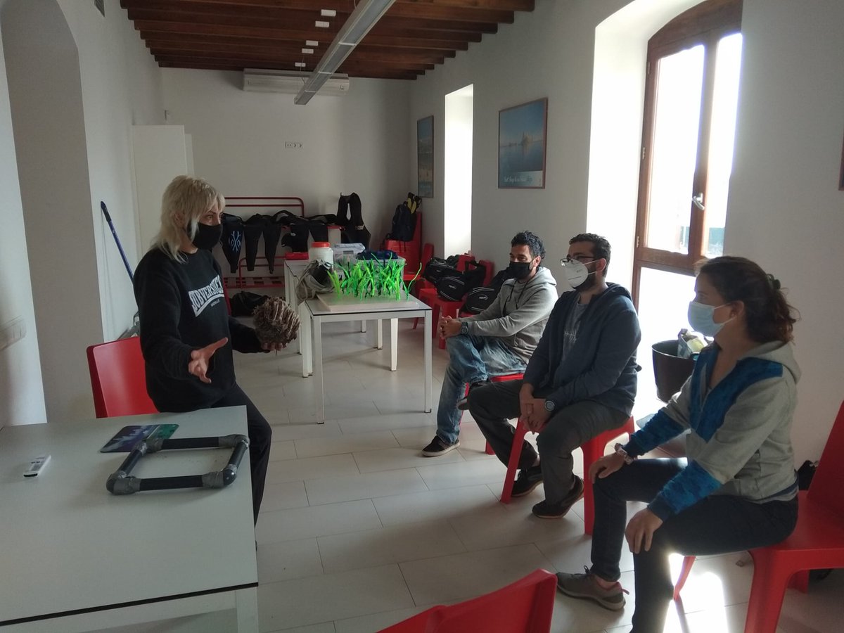 laMarGEN2013's tweet photo. Abans d'entrar a l'aigua vam practicar en sec les diferents metodologies. 1️⃣ Determinar els transectes amb brúixola i cinta mètrica 2️⃣Mesurar la microcobertura 3️⃣Mesurar la densitat de feixos 4️⃣Descriure la cobertura lineal. https://t.co/SmIv44S3p9
