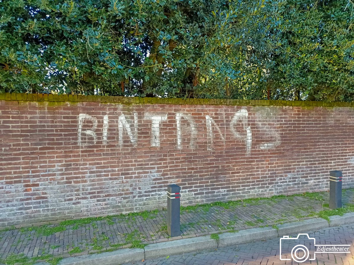 Edjestheater's tweet photo. #Bintangs…. De eerste keer dat ik deze tekst op de muur aan de Tussenweg in #Huizen zag staan zal begin jaren tachtig zijn geweest. Pas jaren later kwam ik er achter dat dit mogelijk verwijst naar een Nederlandse band: The Bintangs.
Wie kent de geschiedenis achter deze tag? https://t.co/Vtu6PKPtkQ