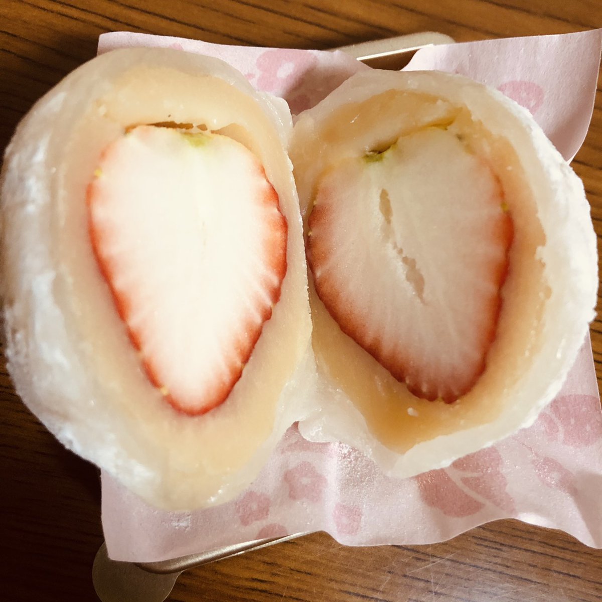 花まつ 今月プレゼント企画あります 万葉店です 春といえばいちご大福 真ん中のだけ大きい これは私に食べられる為に作られたいちご大福 季節を感じる食べ物は癒されますよね 花まつ 白雪ふきん いちご苗