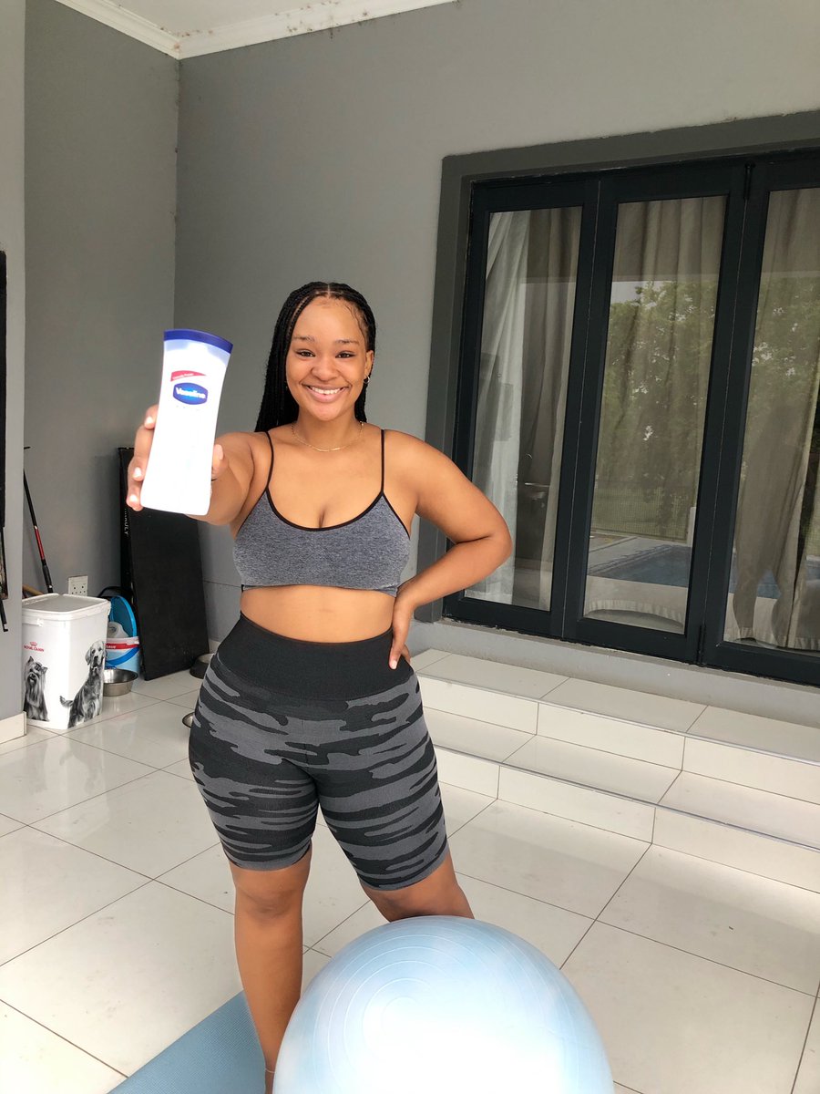Moh_Preccyy's tweet photo. After giving birth, showing off parts of my belly area has been made easy by @vaselineza firming lotion, with hydrolysis collagen, it makes your skin visibly firmer in at least 2 weeks.
#BeautyAtHomeWithU #HelloSummerSkin #SelfCareSunday https://t.co/ZonU7yZg7Z