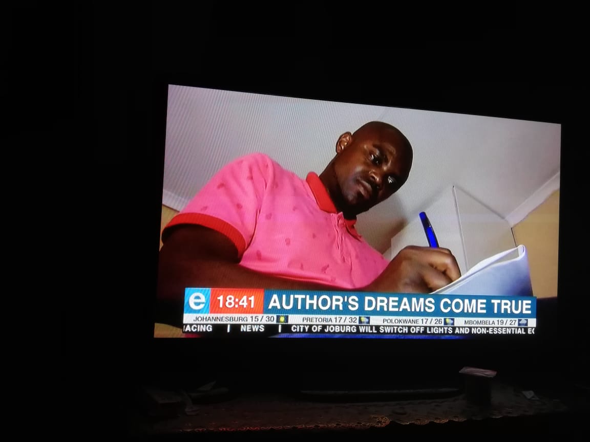 southafricandly's tweet photo. "Hey Meshack #IsItTrueThat you once went to the traffic lights to ask for a publishing deal?"
Me : Oh absolutely and it worked for me.. Now I've published two books
1. #DrowningInOwnTears R230
2. #WhyBlacksArePoor R240
For two R420 +FREE delivery nationwide. https://t.co/N9r0RZsXfW