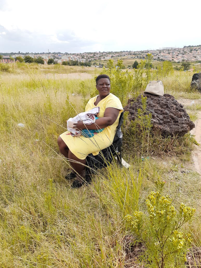 AdvoBarryRoux's tweet photo. This woman gave birth in the bushes after the emergency services at cosmo city fire station told her they can't help her with transport to the hospital because she didn't call them or book prior to her arrival requesting for help. https://t.co/UiQkTSzyep
