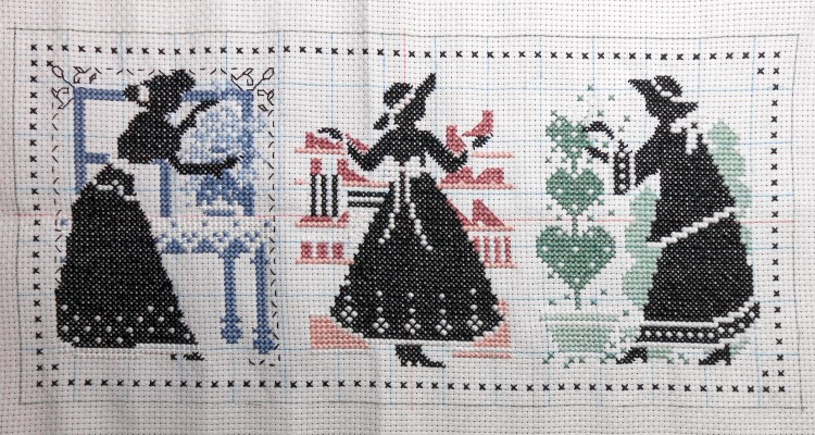 getsuroukan's tweet photo. 出先ステッチのVICTORIAN SILHOUETTS、
クロスステッチ部分が終了しました！

時間が余ったのでバックステッチ突入です。
楽しいけど糸始末がめんどい…

#クロスステッチ #Imaginating https://t.co/G7GbLDKJlL