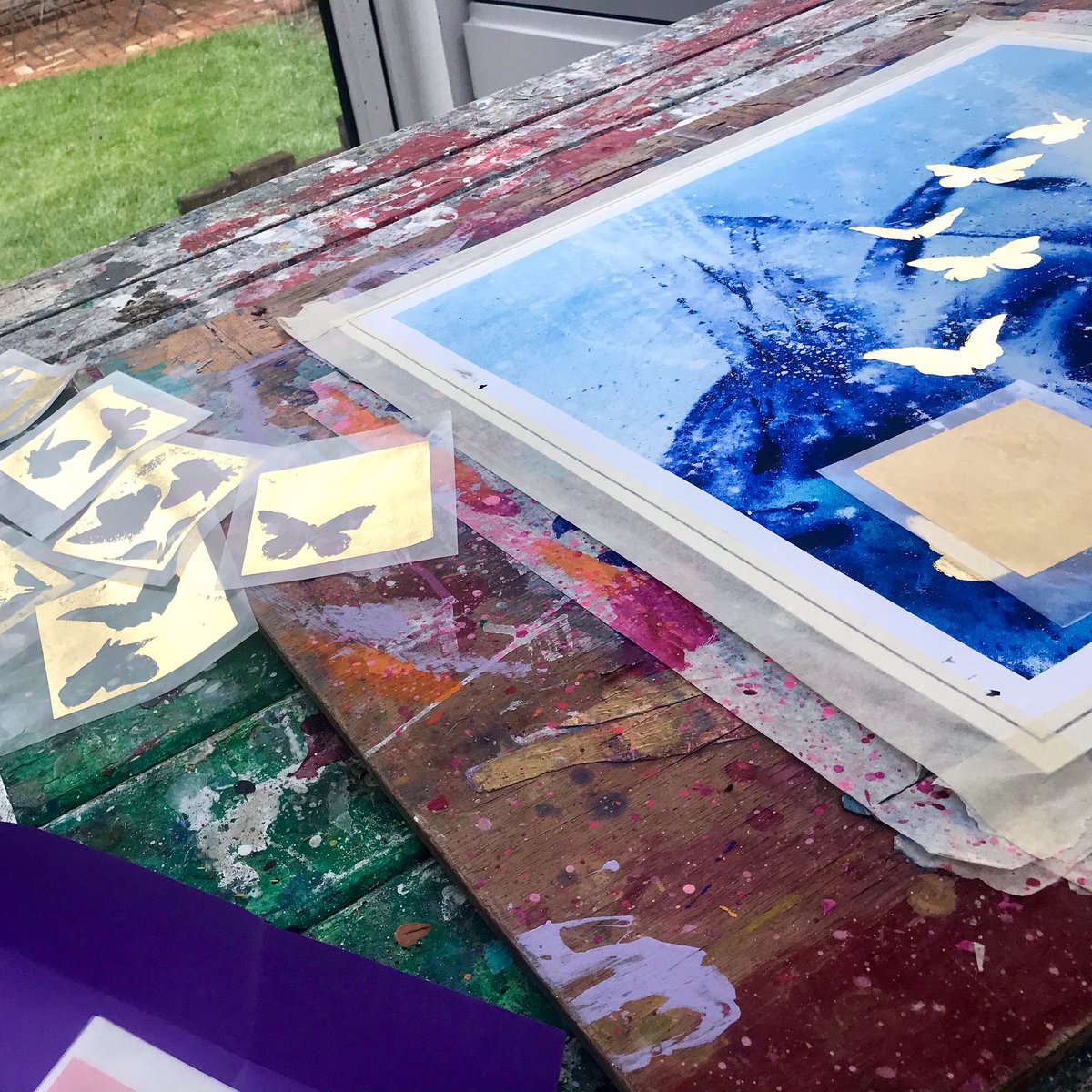 Even on a grey day, the goldleaf butterflies catch the light .. ☺️👍 Enjoy your day.
#irishart #abstract #art #Ireland #positivity #color #creativity #design #meath #uplifting #studio #print #blue #sea #flow #movement #butterfly #gold #goldleaf #uplifting #lockdown #staypositive