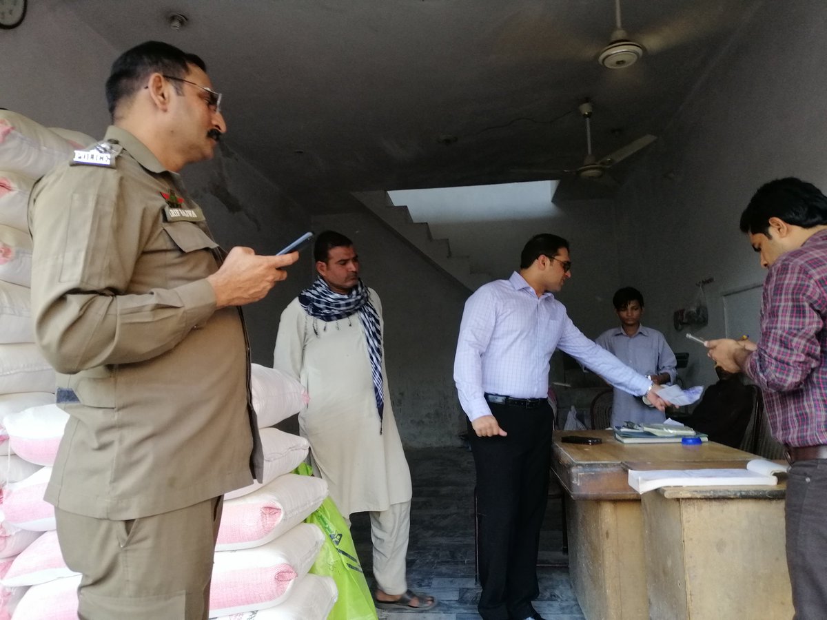 Farirs16's tweet photo. AEOs are always present for all types of duties assigned by higher ups as AEOs in multiple districts worked with district administration as well for anti-encroachment drives and other tasks.
#IstandwithTeachers https://t.co/1odQt6th8K