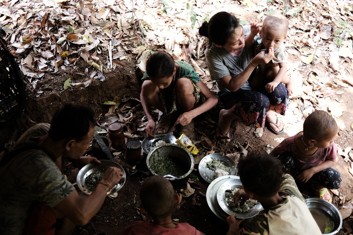 Karen #IDPs photographed in Mutraw district after running into the deep jungle to seek safety. They are afraid of the Burma Army shelling mortars. 
📷Saw Mort