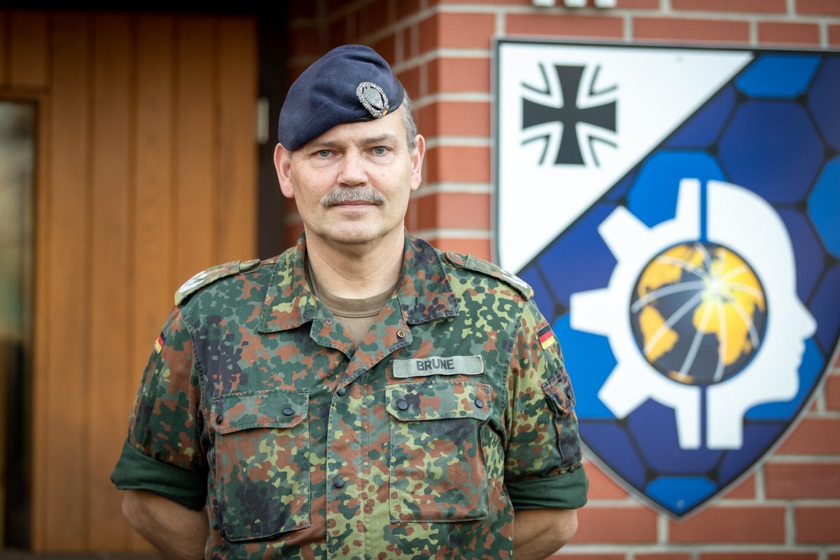 cirbw's tweet photo. #BMS #DigitalesGefechtsfeld
Oberstleutnant Oliver Brune leitet die Außenstelle des Zentrums für #Softwarekompetenz der Bundeswehr #ZSwKBw in #Munster. Er führt & koordiniert ein #agiles Team, das #IT-Systeme & Prototypen auf ihre #Einsatzreife testet. ☞ https://t.co/1fa7peV0FN https://t.co/RWc7cX6ay8