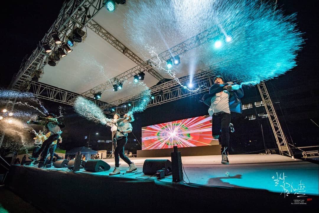 dotdaexx's tweet photo. “Give us mics and water bottles, we’ll give you a performance.”

iKONQUER KINGDOM
@YG_iKONIC #iKON #아이콘 https://t.co/xp2Jnatmo7