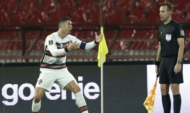 barbecue_sport's tweet photo. #BarbecueFoot | #SERPOR
La merguez 🌭 de ce week-end, c'est certainement la fin de match de 🇷🇸 Serbie - Portugal 🇵🇹 !
Un but de #Ronaldo refusé alors que le ballon avait franchi la ligne, puis le capitaine portugais jette son brassard et sort du terrain avant la fin du match😕 https://t.co/us3za4Y5i3