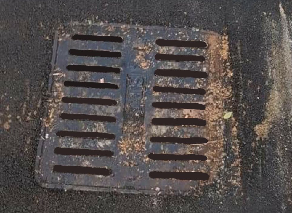 GuidoCrosetto's tweet photo. Un cittadino romano segnala un problema, i tombini chiusi dopo l’asfalto tira della strada, pubblicando una foto.
Un Consigliere 5S gli risponde, pubblicando la foto CORRETTA CON PAINT!! 🤦‍♂️ Che livello. https://t.co/nEjY8Qds2L