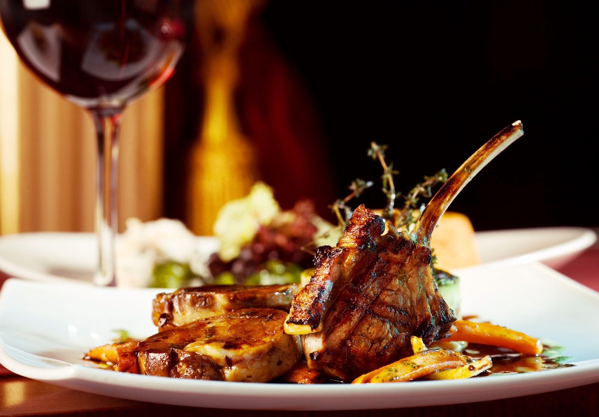 EatifyApp's tweet photo. ¿#lunes y estás pensando en esa copa de vino tinto que tanto te gusta? 🤗Estas a tiempo de reservar en @EatifyApp  📱 con hasta un 50% de descuento y terminar el día como un auténtico #eatifyer  🙌  https://t.co/sJ03lvybet #comebiencomebarato https://t.co/OSeqdDIywo