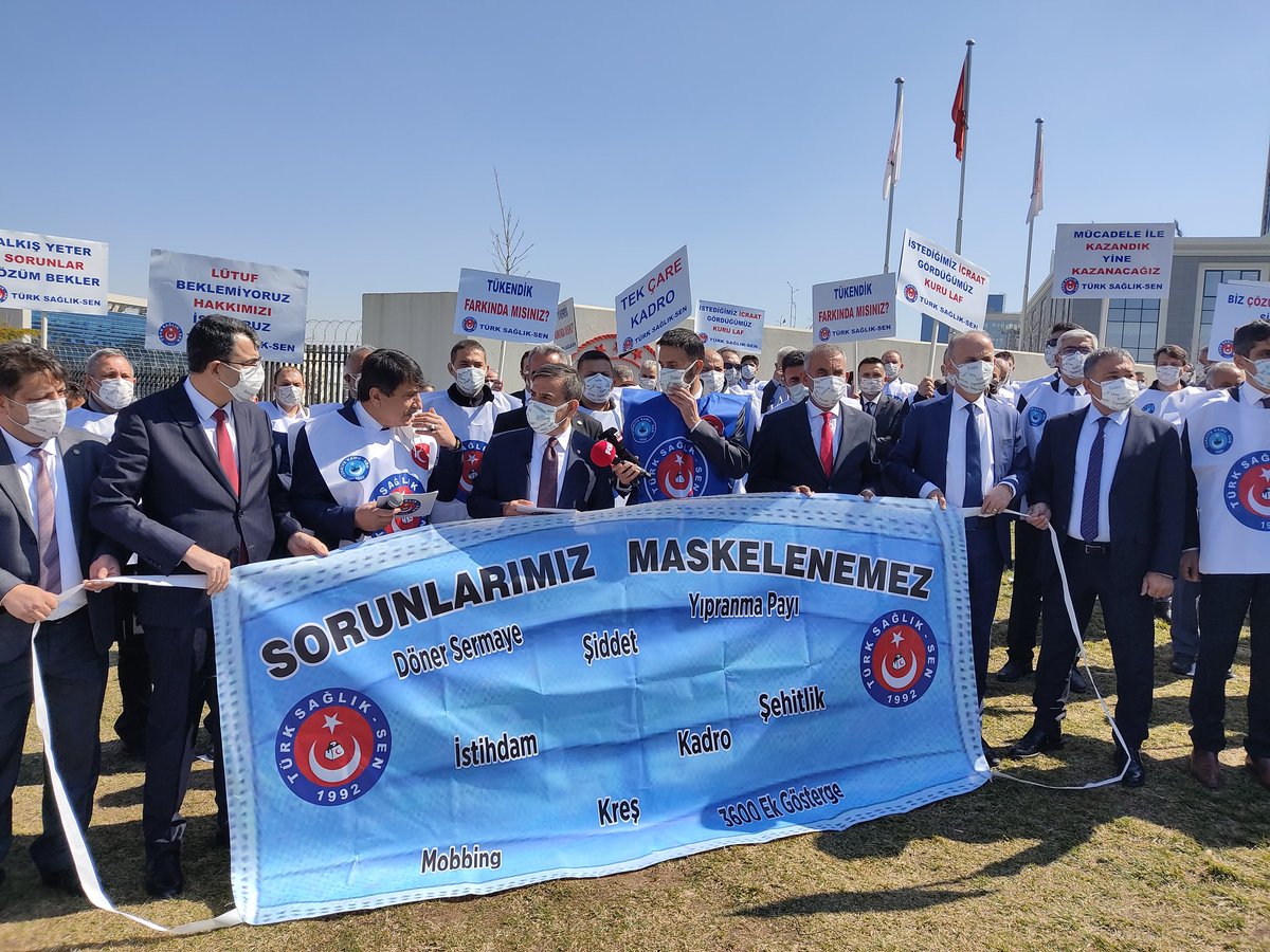 OnderKahveci's tweet photo. Sağlık çalışanlarımızın son 1 yılda yaşadıklarını değerlendirdiğimiz anket sonuçlarımızı Sağlık Bakanlığı önünde açıklıyoruz. https://t.co/wyNLXBOrX4