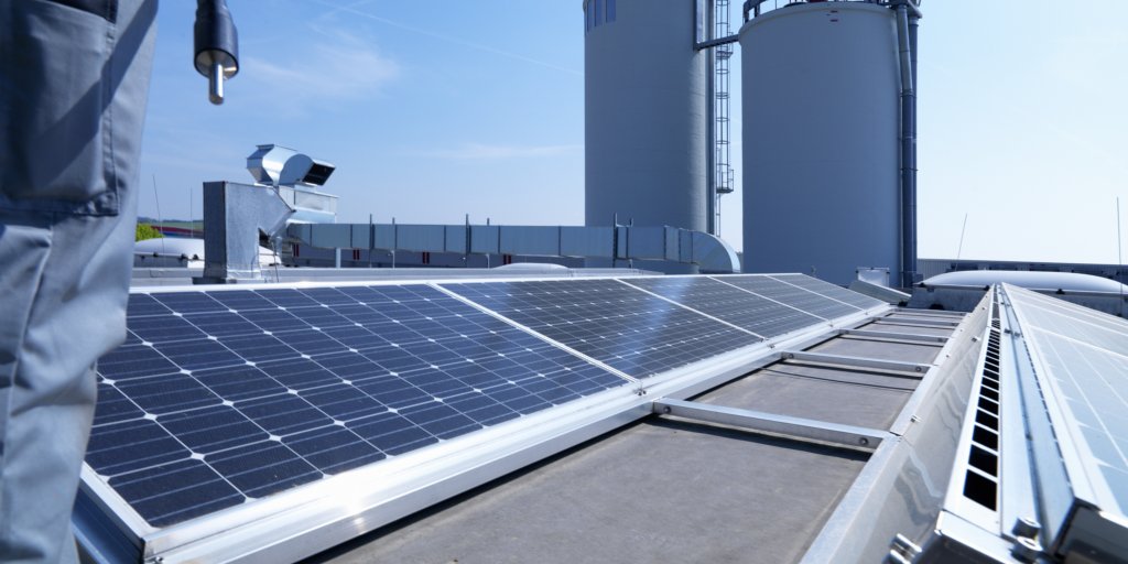 OBO_es's tweet photo. La protección mecánica del cable en instalaciones #solares en #cubieras o azoteas es un reto alcanzable para el canal de acero LKM de #OBO https://t.co/CRFIJ6MHHG y más info de OBO nuestra web https://t.co/EVW1QjlZJN #fotovoltaica #Bettermann #Buildingconnections https://t.co/pMdr68Sx1G