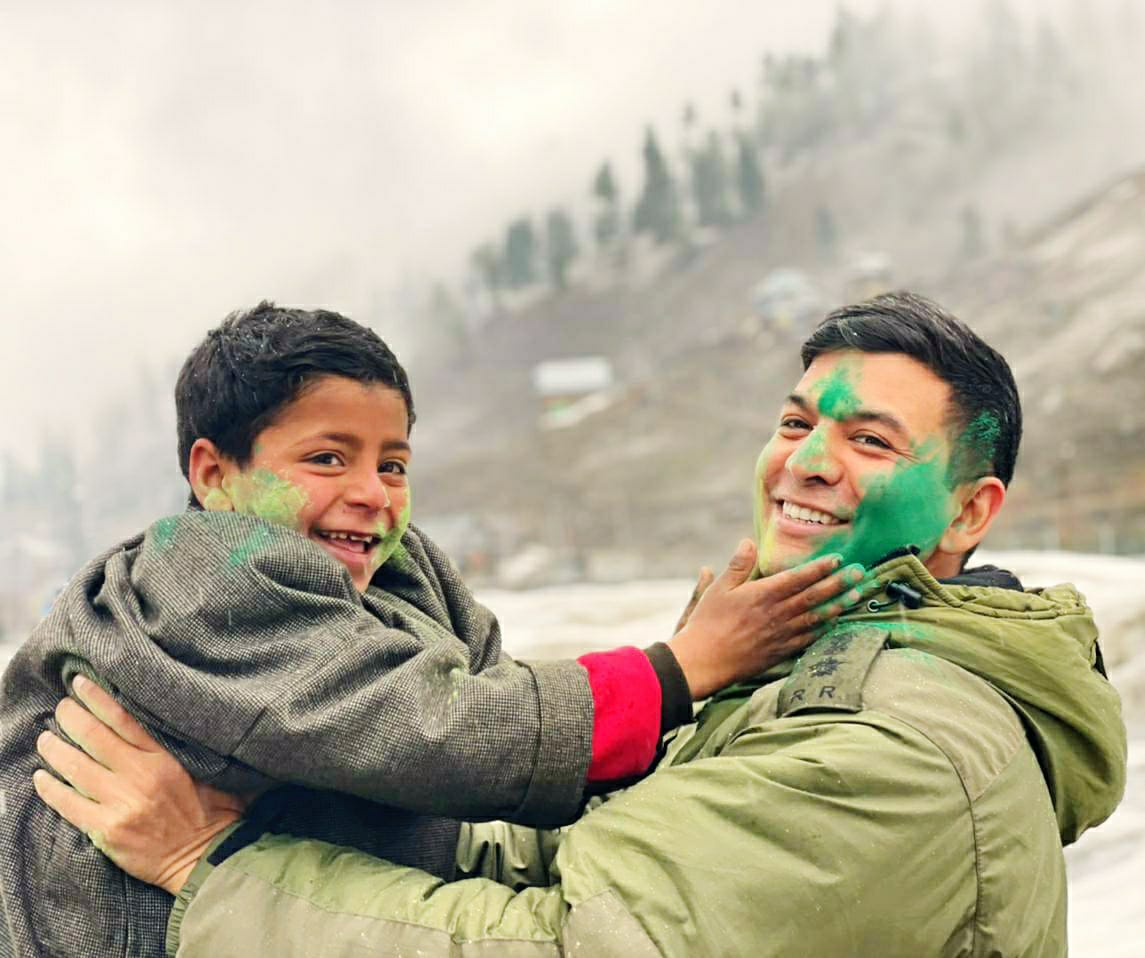 ZamindarKhan1's tweet photo. Holi Hai!

#Holi 
#Kashmir https://t.co/I1eV7t8Xrz