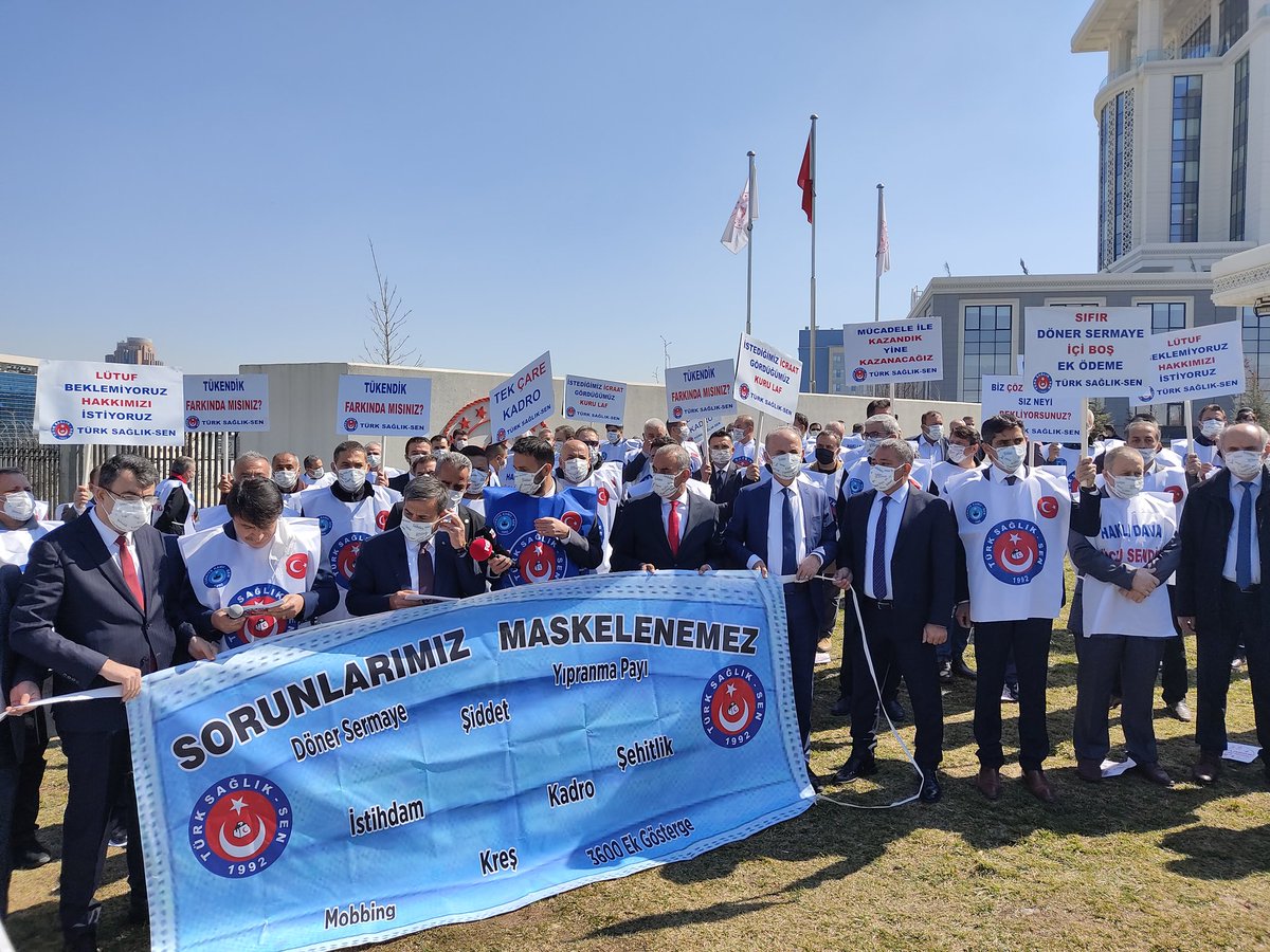 OnderKahveci's tweet photo. Sağlık çalışanlarımızın son 1 yılda yaşadıklarını değerlendirdiğimiz anket sonuçlarımızı Sağlık Bakanlığı önünde açıklıyoruz. https://t.co/wyNLXBOrX4
