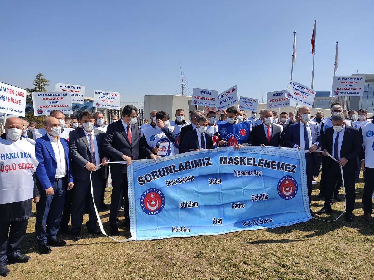 OnderKahveci's tweet photo. Sağlık çalışanlarımızın son 1 yılda yaşadıklarını değerlendirdiğimiz anket sonuçlarımızı Sağlık Bakanlığı önünde açıklıyoruz. https://t.co/wyNLXBOrX4