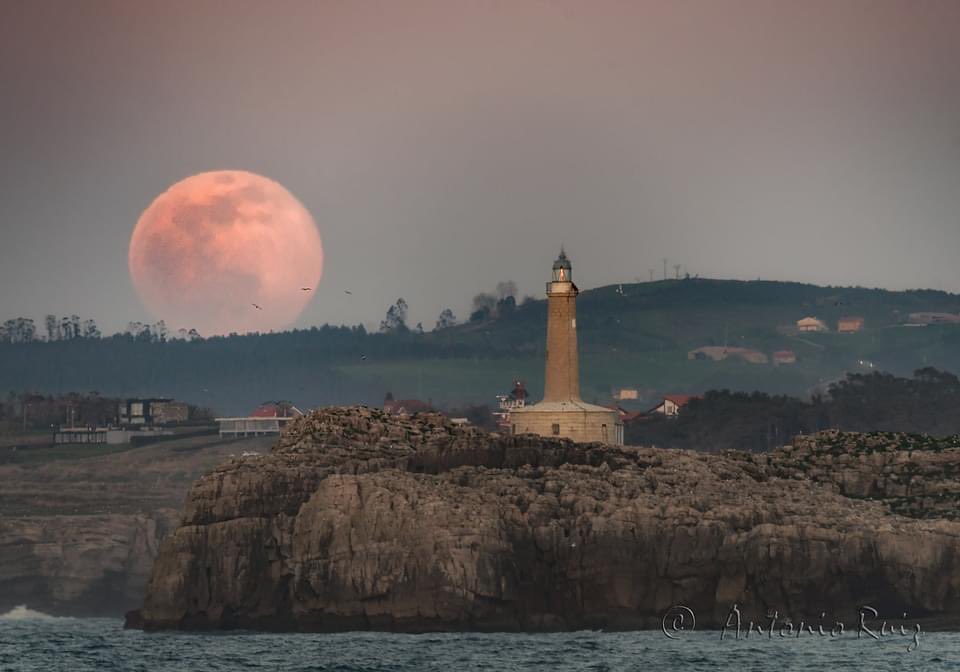 eltomavistas's tweet photo. Impresionante esta imagen de la salida de la luna llena de ayer en el Sardinero visto a través del objetivo de Antonio Ruiz  
https://t.co/nH3uBffrGO @tiempobrasero https://t.co/Ux2b6eqMdP