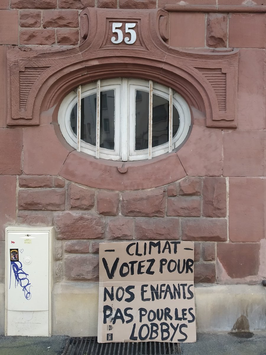 MetzClimat's tweet photo. Les citoyens vous demandent de vous engager pour une #VraieLoiClimat ! Voterez-vous pour notre avenir ?

@RichardLioger
#MaintenantOuJamais #OnVousRegarde #VraieLoiClimat #LoiClimat #metzclimat
@MetzClimat
@Hugo_28vl https://t.co/xCOmLhK0my