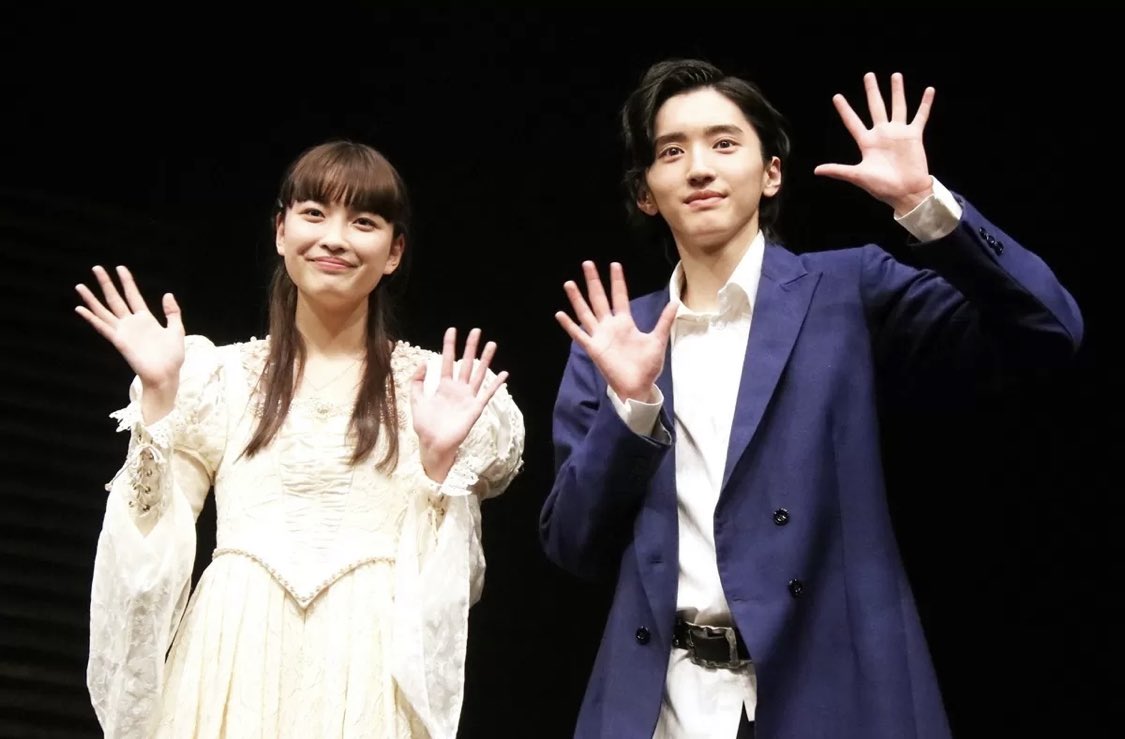 7MARIA26's tweet photo. 左の女性、名前聞いた時あんまり分からんかったけど、写真見て思った、

メンズ校や😂

すでにここ2人は共演してたんやね！

見に行けへんけど頑張って欲しいです🥺🌹

#ロミオとジュリエット #なにわ男子 #道枝駿佑 #茅島みずき https://t.co/XwsvsGFWyH