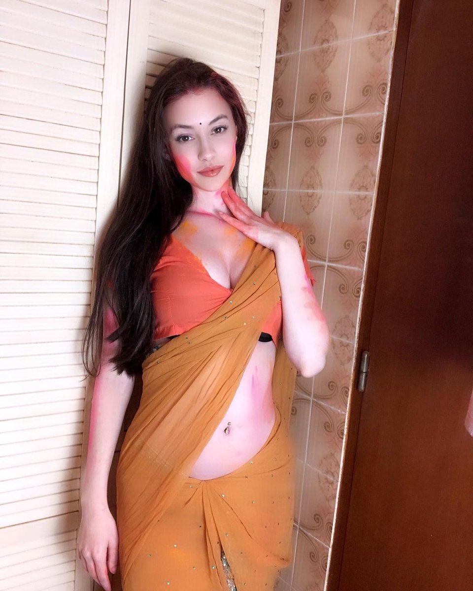 Happy holi my #Mstud  
Aaj apke ke beef life se jo safed raang se holi khelungi soch ke he gile ho rahe h ......