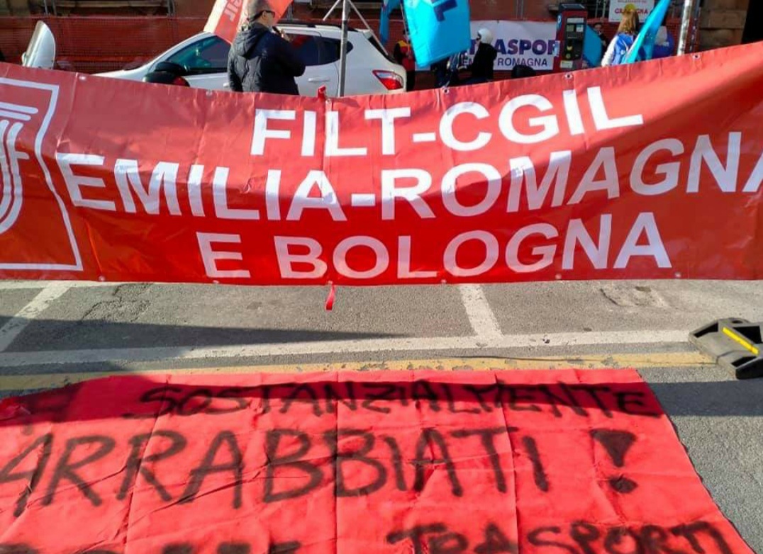 CgilBologna's tweet image. #scioperonazionale lavoratrici e lavoratori #trasportomerci #logistica #spedizioni il presidio a #Bologna con la @Filt_ER 👉 cgilbo.it/2021/03/29/sci…