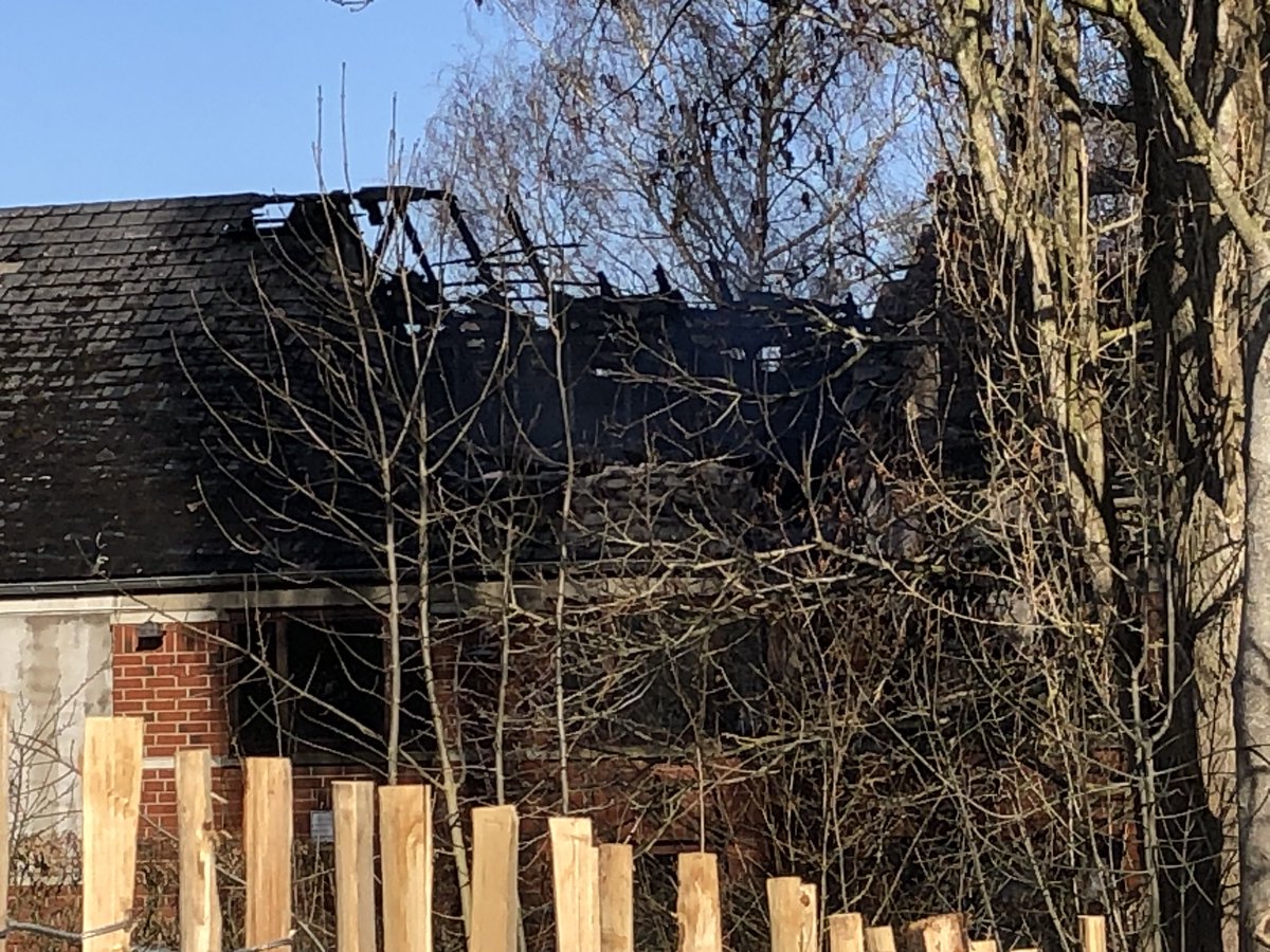 #chastre Incendie ce matin au premier étage de l’Espace 2000 de Blanmont. Des enfants ont été évacués par leurs accueillantes. Tout le monde va bien. Origine accidentelle