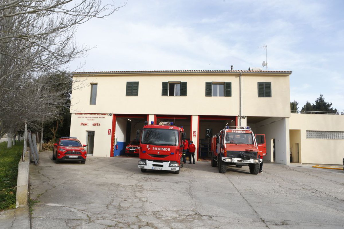 CatalinaClader1's tweet photo. Bon dia! He començat setmana a Artà, on he vist l'ampliació que @HiFPMallorca ha fet al parc @BombersdeMca Una reforma de l'edifici, ara energèticament adaptat i amb un nou dipòsit d'aigua que millora el dia a dia dels bombers, a qui agraesc l'excel.lent tasca que desenvolupen. https://t.co/SieCfjkwwZ