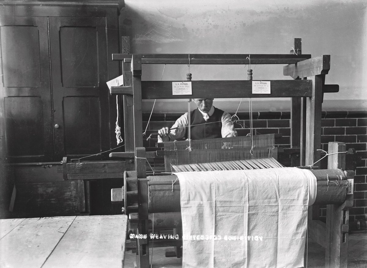 This man does not look particularly happy about demonstrating how the hand loom works at the hand weaving exhibition of the National @Eisteddfod_eng at #Wrexham in 1912. Nevertheless, we think he’s worthy of celebration this #CraftMonth
coflein.gov.uk/en/archive/624…
#ExploreYourArchive