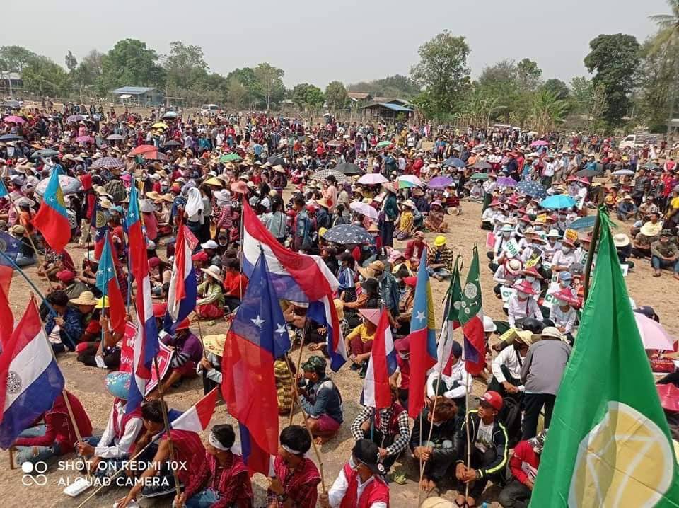 OoAyeThida21's tweet photo. Thousands of people joined the sit-in protest against military regime in Demawso, Kaya State. This massive crowd shows the courage of people thriving to get democracy despite Junta’s massacre. 
JUNTA MASSACRE
#Mar29Coup
#WhatsHappeningInMyanmar https://t.co/OjUetlYsRg