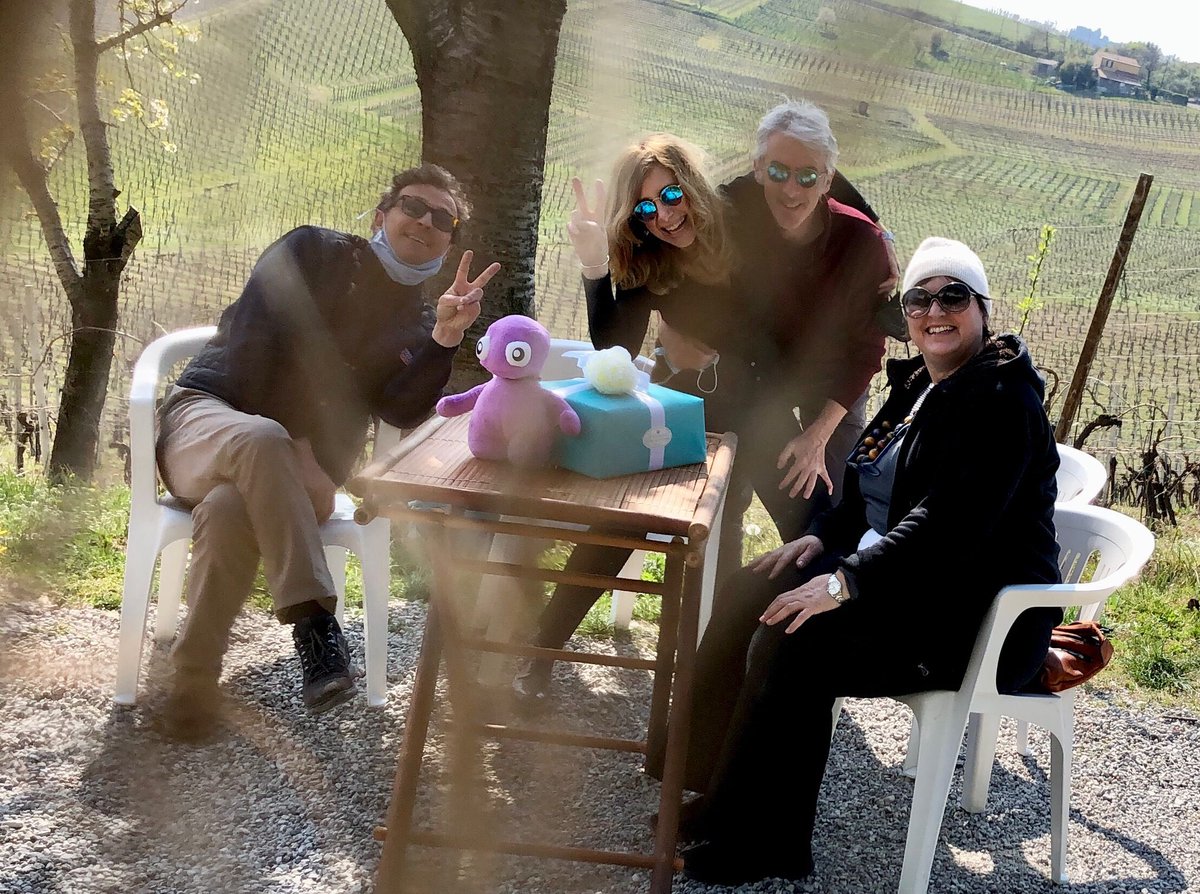 missaglia_sara's tweet photo. #friends
#pickoftheday
#happyeaster
#nessunocomevoi
#starebene
.
#luciaeandrea @Winedetector @wineoneway #flufluns #sparanocapellivini #wineoneway #WoW https://t.co/mExcCOawQu