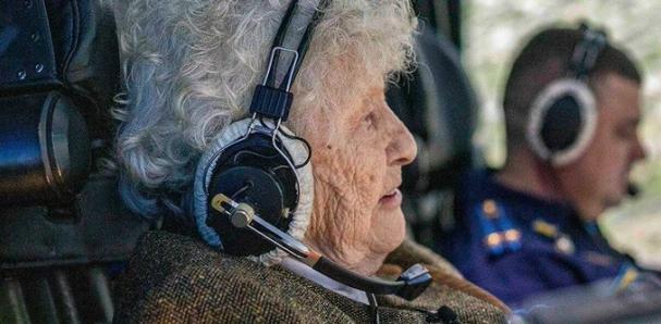 PlataformaMill1's tweet photo. La "ABUELA DE HIERRO" la mujer de 99 años(Veterana Rusa de la #SegundaGuerraMundial capaz de #Pilotar un caza de Guerra y un tanque. Ver para creer!!!! ENHORABUENA por esa habilidad!!! https://t.co/APZ4zoTXXV https://t.co/k7IXk3WeBS