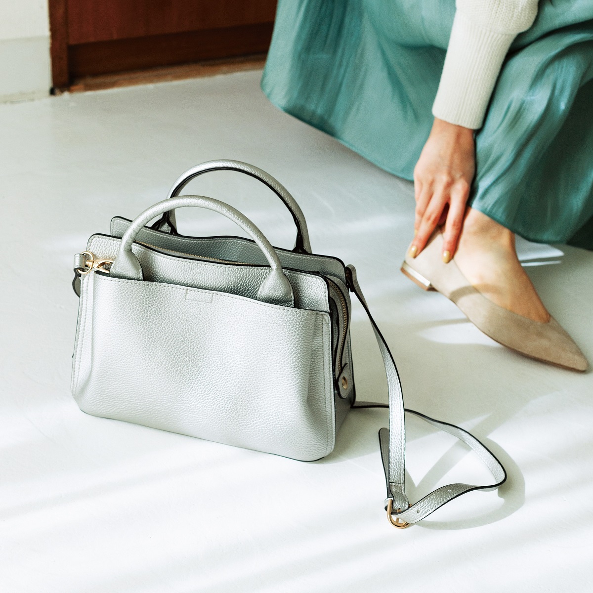 Afternoon Tea 自分らしい 好きを集めて 軽量合皮を使用した軽い仕上がりの2wayトートバッグ 付属のストラップを付けて ショルダートートとしても使えます 小さく見えて毎日の必要なものがしっかり収納可能 本体の合皮素材には抗菌防臭加工を施し