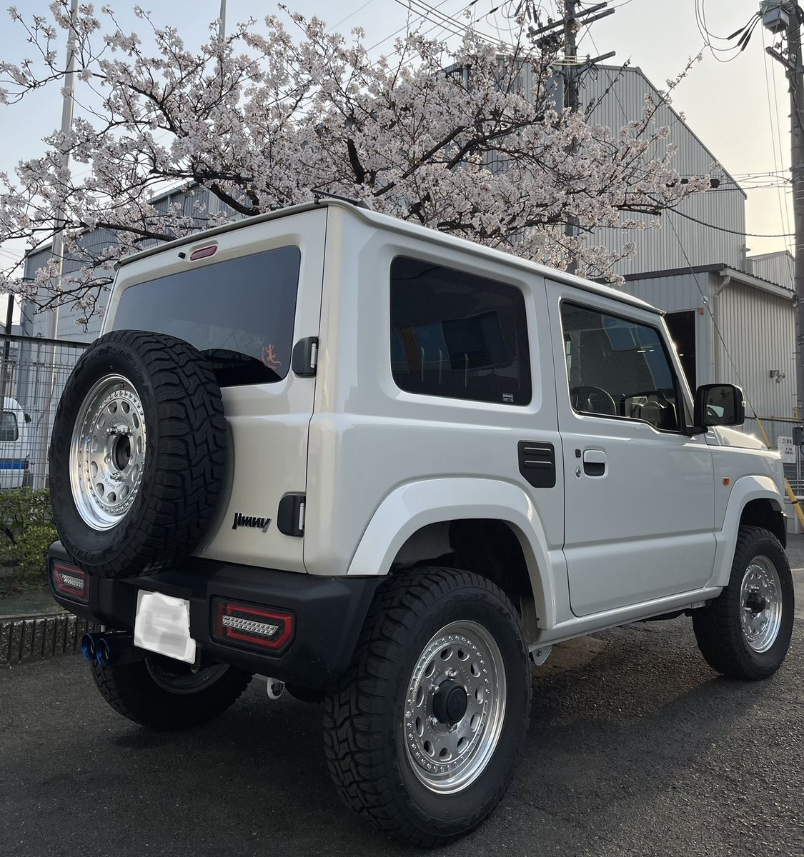 mbk_rb's tweet photo. 桜とジムニーその弐
昨日の雨が悔やまれる…

#桜
#ジムニー
#jimmy
#jb64
#jb74
#work
#TOYOタイヤ
#ガナドール 
#MBRO
#APIO https://t.co/4EjkJhNZbF