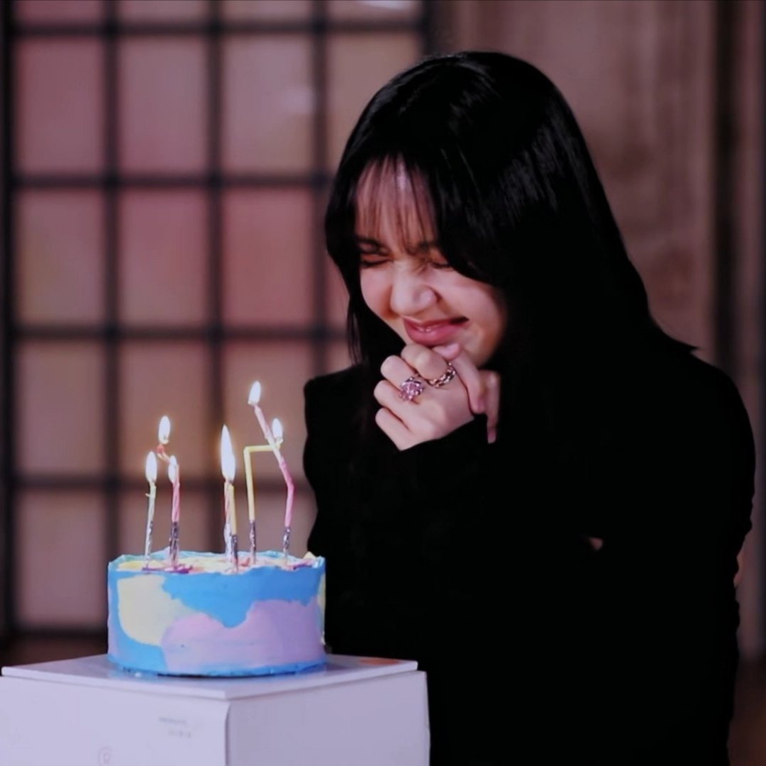 —Ahora que la temporada de cumpleaños con sus mejores amigas había cerrado, comparte una foto de cada una de ellas en su día durante sus festejos a modo de un recuerdo fugaz de enero a marzo.—