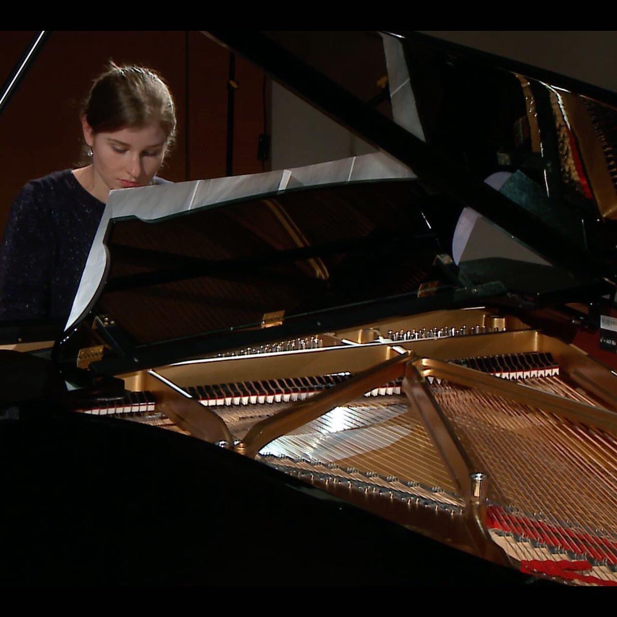 happy #worldpianoday everyone 🎹
we love sharing some memories of our last competition, with Anja Maurer playing the winning piece “Mirage” at the <a href="/mdwwien/">mdwwien</a> in 2019, composes by Ayaz Gambarli 🥇
#piano #PianoDay #pianoday2021 #pianoworld