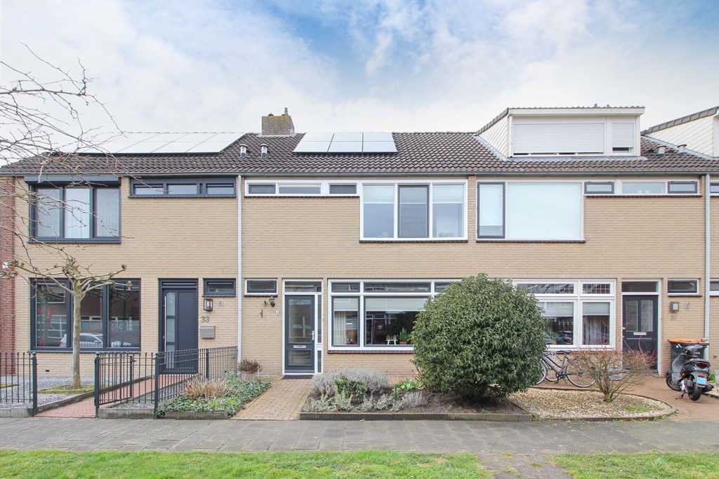 Meerwaerde's tweet photo. NU IN DE VERKOOP!  

Regerstraat 35

Deze typische jaren 70 woning staat bekend om zijn ruime woonoppervlakte op alle verdiepingen. De woning is geheel onderhoudsvrij en heeft overal recent aangebrachte kunststof kozijnen met horren en plissé zonwering. De woning beschikt https://t.co/ByvUtCva9x