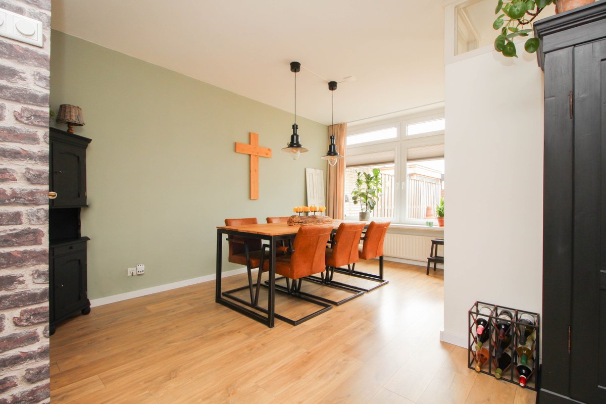 Meerwaerde's tweet photo. NU IN DE VERKOOP!  

Regerstraat 35

Deze typische jaren 70 woning staat bekend om zijn ruime woonoppervlakte op alle verdiepingen. De woning is geheel onderhoudsvrij en heeft overal recent aangebrachte kunststof kozijnen met horren en plissé zonwering. De woning beschikt https://t.co/ByvUtCva9x