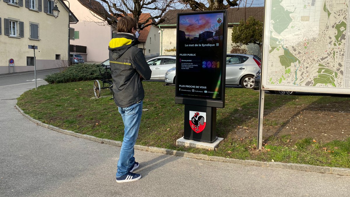 Swiss Municipality of Bussigny installs outdoor kiosks to communicate with citizens. Peerless-AV’s all-weather rated outdoor unit provides the impact resistance and reliable 24/7 operation required for public use. Read the full case study here: bit.ly/3ftAphv #AVTweeps