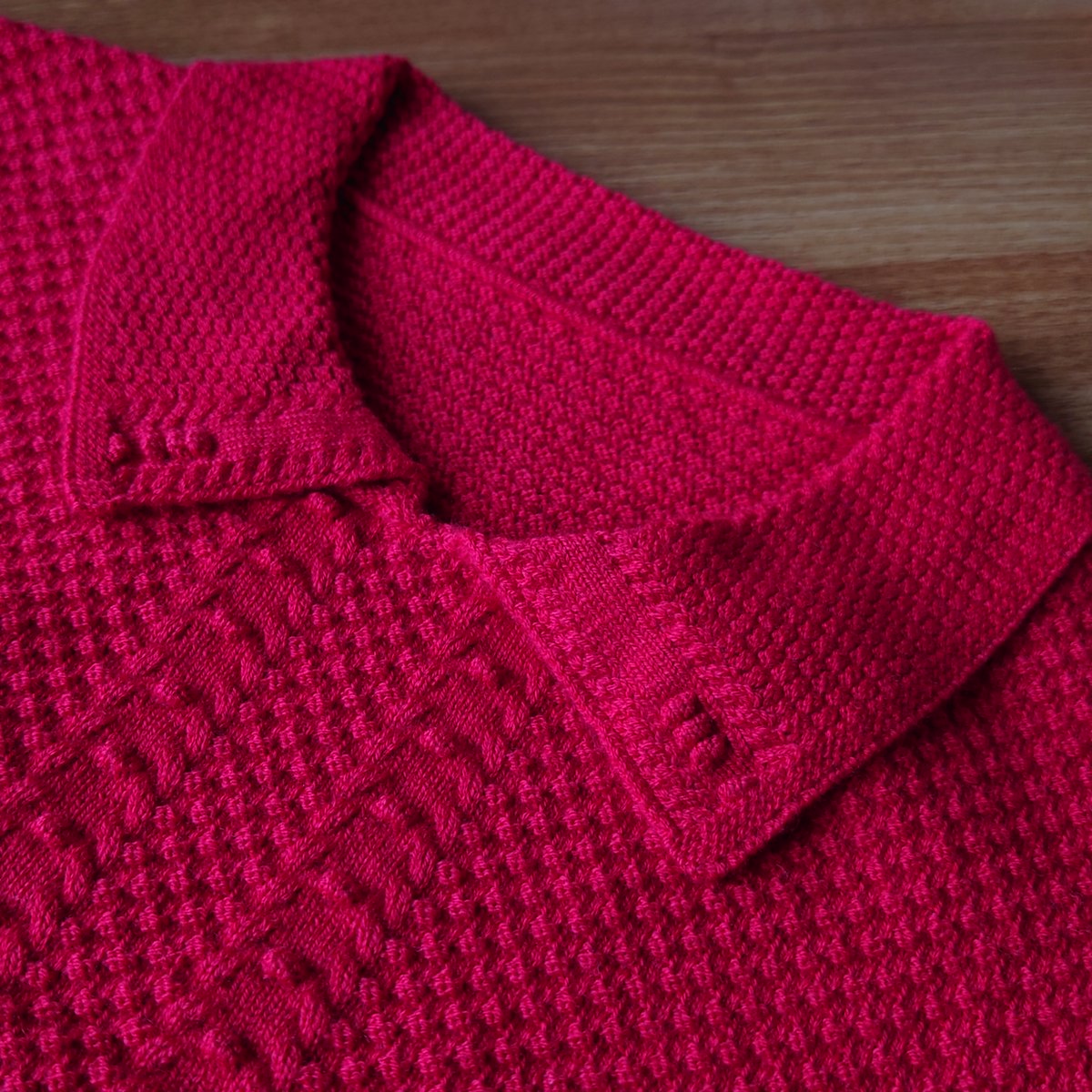 AlphatexK's tweet photo. Just the kind of collar we need in a polo, exquisite moss stitch texture with irresistible details on the collar. A beautiful piece with a sophisticated surface but shaped in a basic silhouette. 
.
#Alphatexknit #knitwear #sweater #knit #knitting #polotop #texture #mossstitc https://t.co/Jjoc1vlkCw